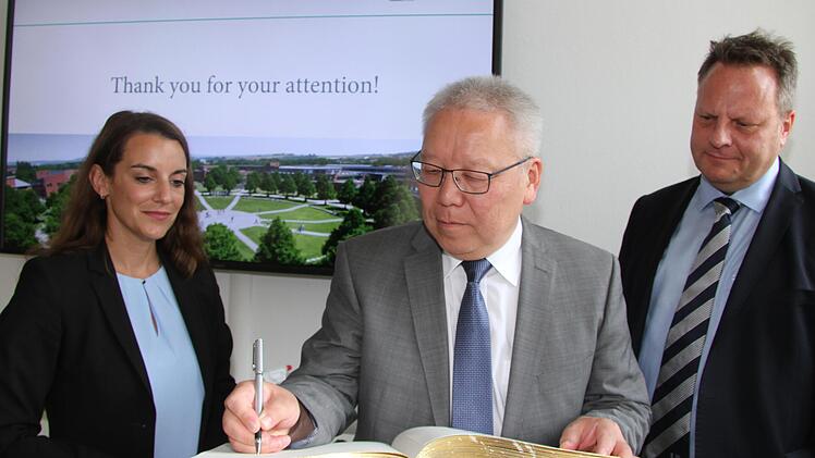 Professorin Nina Nestler freute sich mit Oberbürgermeister Ingo Lehmann über den Eintrag des mongolischen Botschafters Birvaa Mandakhbileg ins goldene Buch der Universität. Der Botschafter wäre an eine Zusammenarbeit mit der Universität Bayreuth, ...
