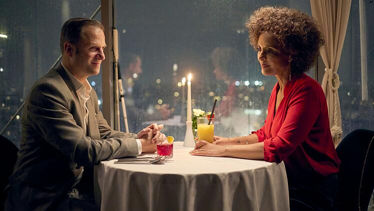 Ein Rendezvous in einer Skybar mit atemberaubendem Blick auf das nächtliche Wien - der blinde Sonderermittler Alex Haller (Philipp Hochmair) hat wirklich Sinn für Humor. Die ebenfalls blinde Freud-Expertin Anna Bernays (Dennenesch Zoudé) zum Glück auch, die beiden kommen sich näher.