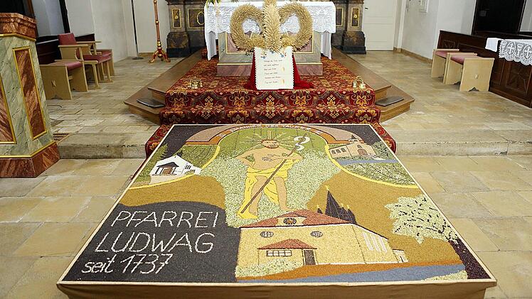 Der Ernteteppich der Pfarrei Ludwag mit Johannes dem Täufer und den Filialkirchen. Foto: Barbara Herbst