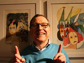 Harald Schmaußer zwischen Markgräfin und Kaiserin. Er liebt die Vielfalt - und das sieht man seinen Werken an.  Fotos: Sabine Paulus