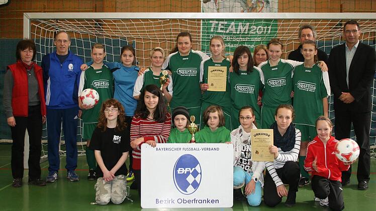 Die Mannschaften der Maximilian-von-Welsch-Schule (kniend) und des Frankenwald-Gymnasiums (dahinter) setzten sich beim Hallenturnier der Mädchen durch. Mit im Bild (von links) Betreuerin Kristin Heinert und Organisator Lorenz Richter sowie (hinten von rechts) Schulleiter Uwe Schönfeld, Organisator Karl-Heinz Zapf und Betreuerin Kerstin Adam. Foto: Hartmut Neubauer