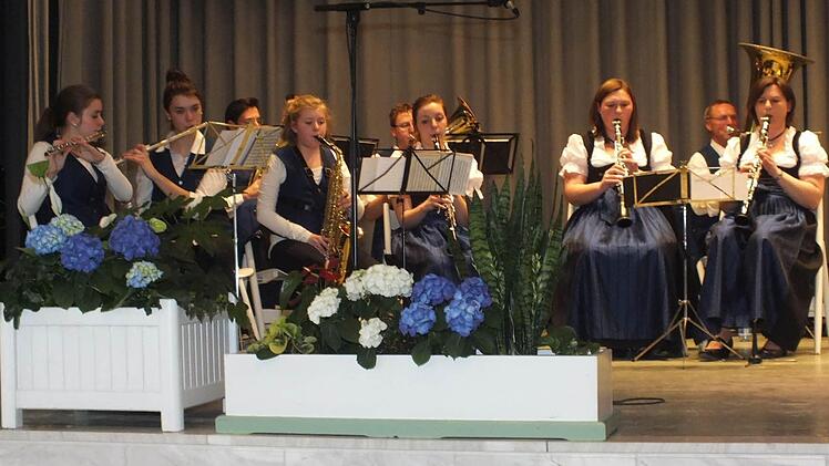 Die Blaskapelle Bad Bocklet unter der Leitung von Arno Holzheimer sorgte für gute Stimmung trotz des Wetters.