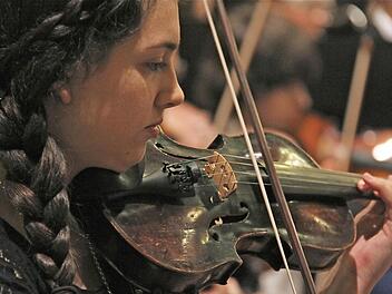 Deutsch-Französischer Einklang: Eine junge Musikerin des gemeinsamen Orchesters auf Unterfranken und Lisieux. Fotos: Gerd Schaar