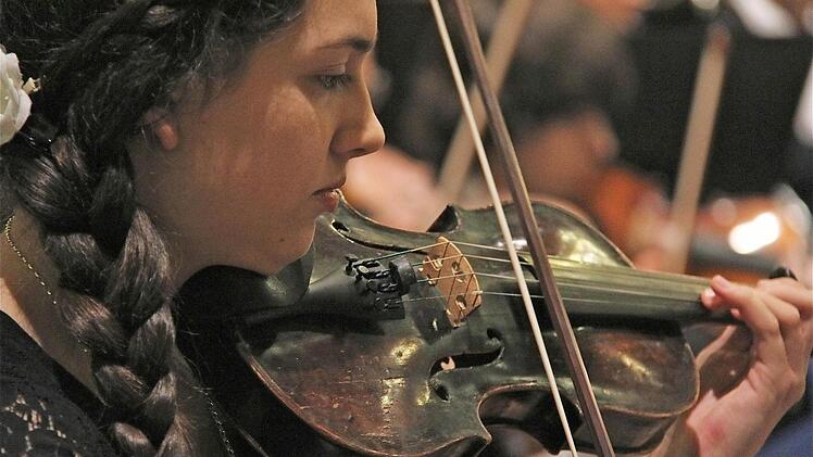 Deutsch-Französischer Einklang: Eine junge Musikerin des gemeinsamen Orchesters auf Unterfranken und Lisieux. Fotos: Gerd Schaar