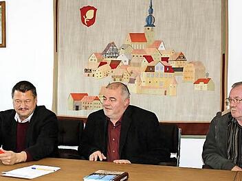 Wehmütig blickt Theo Link auf Schule und Rathaus (oben), die unter seiner Regie saniert wurden. Dank sagt er seinen Stellvertretern Stefan Himpel (links) und Johann Höps (rechts). Foto: Andreas Dorsch