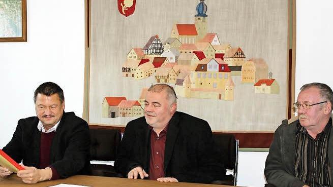 Wehmütig blickt Theo Link auf Schule und Rathaus (oben), die unter seiner Regie saniert wurden. Dank sagt er seinen Stellvertretern Stefan Himpel (links) und Johann Höps (rechts). Foto: Andreas Dorsch