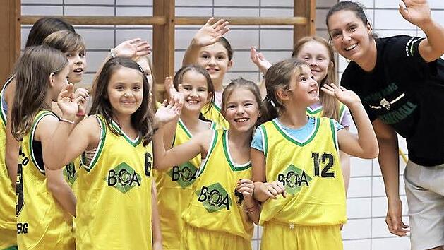 Effizient arbeitet das Bamberger Nachwuchsprogramm unter dem hauptamtlichen Trainer Patrick Seidel. Er wei&szlig; engagierte Kr&auml;fte wie die unverw&uuml;stliche Johanna Beck (r.) um sich, die sich um die Ausbildung der jungen Talente k&uuml;mmern. Ihre Vorbilder? Die Zweitliga-Basketballerinnen nat&uuml;rlich. Fotos: sportpress