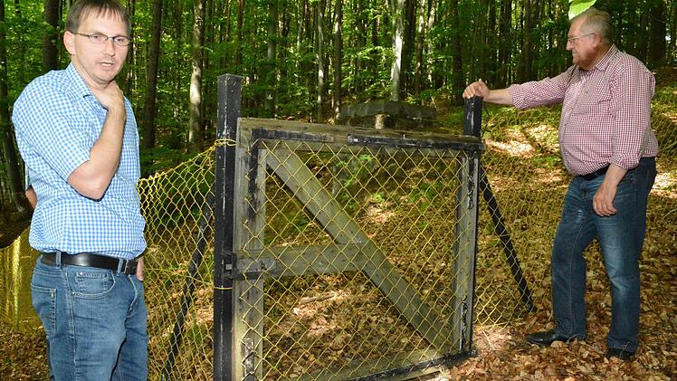 Die Einfassung der Geroldswinder Quelle entspricht nicht den Abmachungen und soll eingeengt werden. Links Bürgermeister Wolfram Thein und rechts Gemeinderat Günter Freß. Foto: Schmidt