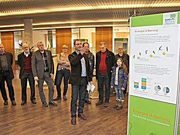 Den "Dreisprung" (rechts) vor Augen, erläutert BN-Vorsitzender Harald Amon (vorne) den Besuchern Energieeinsparung, Energieeffizienz und fossile Energieträger. Foto: Helmut Will