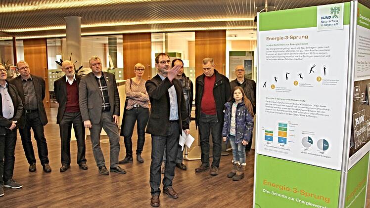 Den "Dreisprung" (rechts) vor Augen, erläutert BN-Vorsitzender Harald Amon (vorne) den Besuchern Energieeinsparung, Energieeffizienz und fossile Energieträger. Foto: Helmut Will
