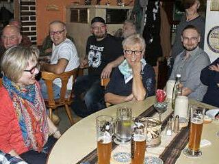 Die alte Gaststube "beim Bär” war eine Art Wohnzimmer für die Stammgäste. Christa (Dritte von rechts) und Heinz Leidhardt (rechts) hatten sie alle eingeladen.  Foto: Evi Seeger