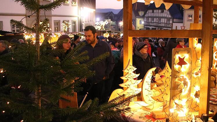 Weihnachtliche Artikel wurden auf dem Zeiler Markt angeboten.
