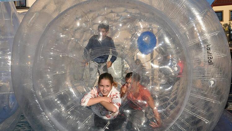 Für die Kinder wird beim  Straßenfest  viel geboten. Die begehbaren Wasserbälle sollen  viele Jungen und Mädchen begeistern.