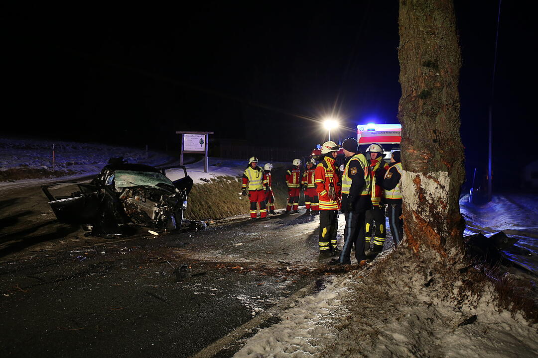 Autofahrerin bei Ahornberg fährt frontal gegen Baum