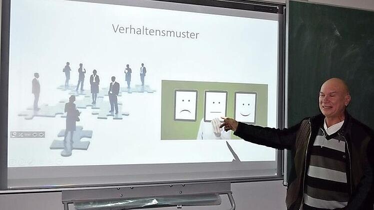 Gerhard Mahr erzählte den Schülern, dass die Chinesen auf Scherze oft zurückhaltend reagieren. Foto: Strienz