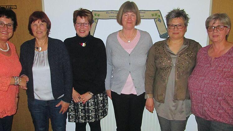 Der Verein für Gartenbau und Landespflege ist in Frauenhand. Stadträtin Gaby Ebert (links) wünschte dem neuen Vorstand (von links) Ursula Wiegel, Evelyn Sitzmann, Katja Schaub, Gudrun Cimander sowie Petra Franz eine glückliche Hand.  Fotos: Winfried Ehling