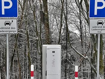 Zwei Parkplätze sind neben der neuen Ladesäule am Berghaus Rhön für E-Fahrzeuge reserviert. Foto: Sigismund von Dobschütz