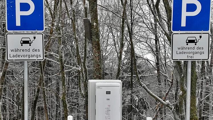 Zwei Parkplätze sind neben der neuen Ladesäule am Berghaus Rhön für E-Fahrzeuge reserviert. Foto: Sigismund von Dobschütz
