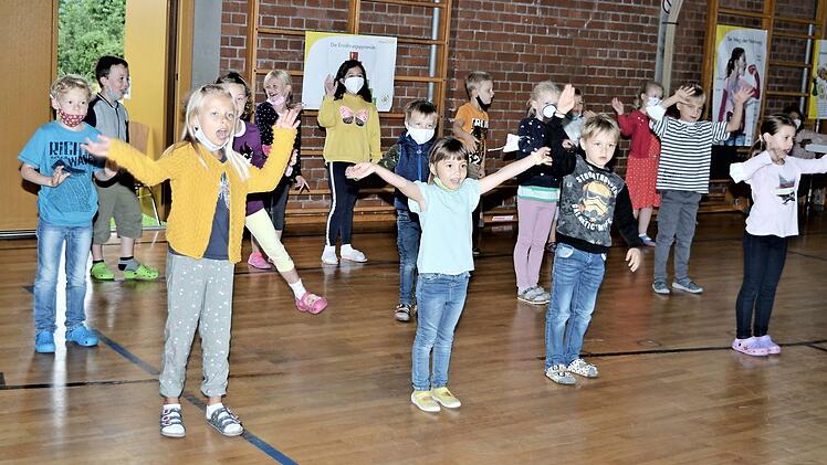 Die Mädchen und Jungen der Grundschule Altenkunstadt zeigen Bewegungsübungen. Die Inspiration hierzu kam aus dem Gesundheitsprogramm „Klasse 2000“.