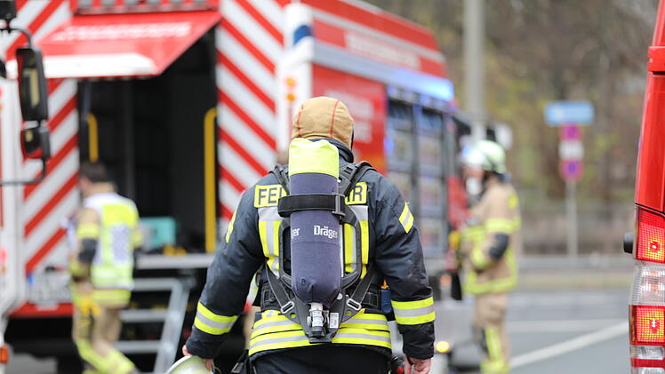 Feuerwehr und Rettungsdienst eilten zur Fürther Dienststelle der Autobahndirektion Nordbayern, weil Qualm aus den Kellerräumen drang.