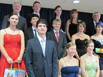 Die Besten vorne v.l.: Markus Staudt, Sarah Fuß und Anna Hübner. Mitte v. l.: Johanna Schittenhelm, Jonas Böhmer, Joachim Dirauf, Lea Söllner und Katja Müller. Hinten v.l.:  Ottmar Kerner (Förderverein), Georg Alt, Schulbeste Julia Dengler, Kathrin Eisen und Rektor Gerhard Allert