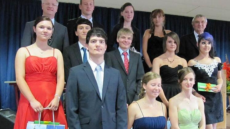 Die Besten vorne v.l.: Markus Staudt, Sarah Fuß und Anna Hübner. Mitte v. l.: Johanna Schittenhelm, Jonas Böhmer, Joachim Dirauf, Lea Söllner und Katja Müller. Hinten v.l.:  Ottmar Kerner (Förderverein), Georg Alt, Schulbeste Julia Dengler, Kathrin Eisen und Rektor Gerhard Allert