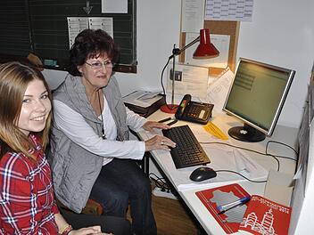 Die ehrenamtliche Mitarbeiterin im Büro der Ehrenamt-Börse, Ingrid Winkelmann (rechts), erhält selbst Unterstützung von Marlene Kreyenberg (links) im Umgang mit dem Computer. Foto: Maria Leicht