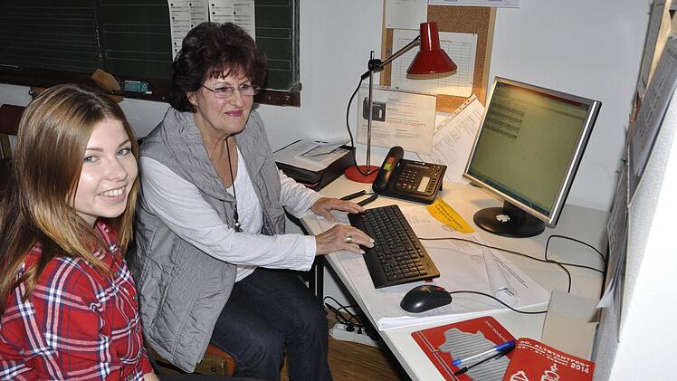 Die ehrenamtliche Mitarbeiterin im Büro der Ehrenamt-Börse, Ingrid Winkelmann (rechts), erhält selbst Unterstützung von Marlene Kreyenberg (links) im Umgang mit dem Computer. Foto: Maria Leicht