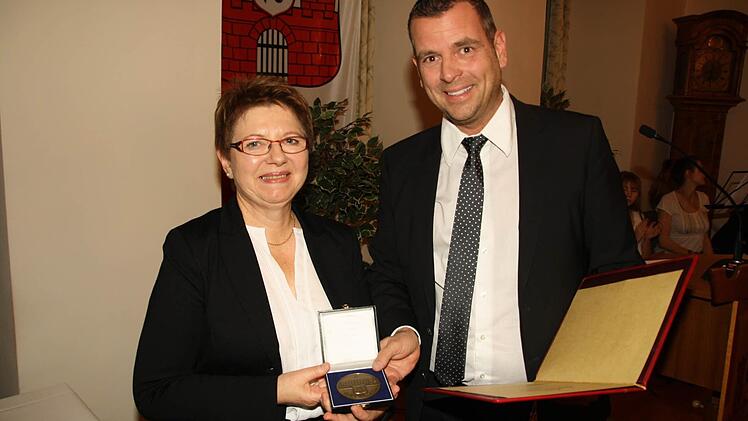 Barbara Thiele erhält die Bürgermedaille der Stadt Bad Kissingen von Bürgermeister Anton Schick jun.. Foto: Paul Ziegler