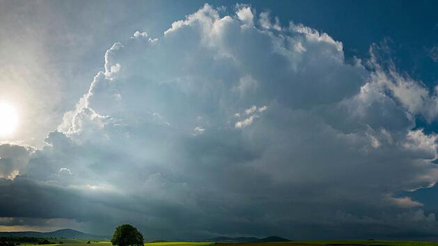Diese Gewitterzelle ist am Samstagabend über Dreistelz (von links), Mettermich und Pilsterköpfe gezogen.  Foto: Jürgen Hüfner