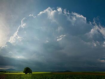 Diese Gewitterzelle ist am Samstagabend über Dreistelz (von links), Mettermich und Pilsterköpfe gezogen.  Foto: Jürgen Hüfner