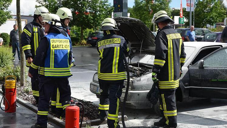 Ein Pkw brannte am Mittwoch im Bad Kissinger Stadtteil Garitz.  Foto: Peter Rauch