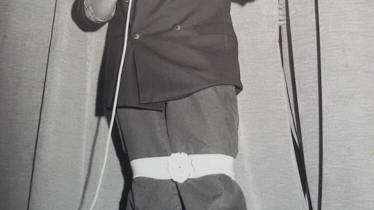 Klaus Peter Söllner verschiebt beim Faschingsauftritt 1989 die Gürtellinie für seinen Sketch nach unten. Foto: Archiv/Michael Feulner