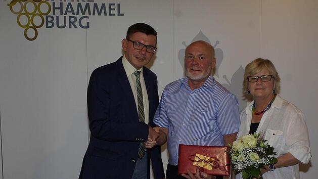 Die städtische Bauhof ist um einen erfahrenen und beliebten Mitarbeiter ärmer. Bürgermeister Armin Warmuth verabschiedete Edwin Heinickel im Beisein dessen Gattin Christa (von links).  Foto: Winfried Ehling