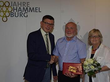 Die städtische Bauhof ist um einen erfahrenen und beliebten Mitarbeiter ärmer. Bürgermeister Armin Warmuth verabschiedete Edwin Heinickel im Beisein dessen Gattin Christa (von links).  Foto: Winfried Ehling