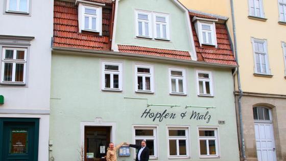 Beim Anwesen Oberer Bürglaß 12 prangt über dem Eingang die Jahreszahl 1793. John Holmes, der das Haus in einer Eigentümergemeinschaft besitzt, ließ die Holzsprossenfenster im ersten und zweiten Stock erneuern und wendete dafür rund 8000 Euro auf. Foto: Katja Nauer