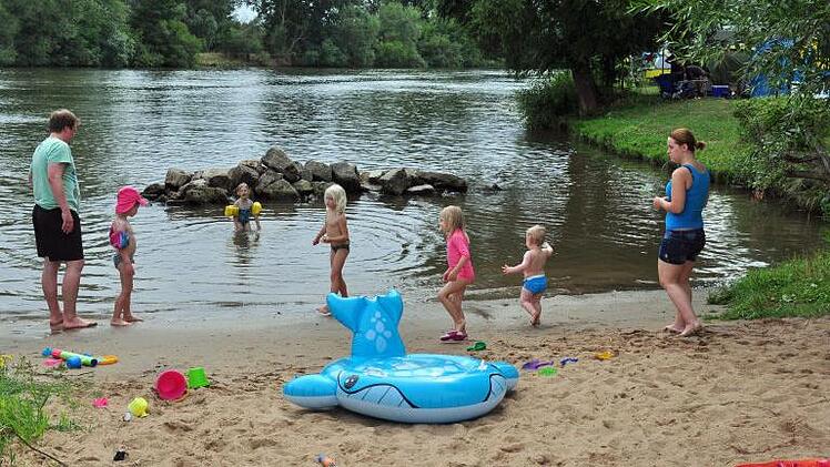 Die Badebucht am Main in Obertheres wird im Sommer von vielen Familien und Kindergartengruppen genutzt. Die Bürger haben sich im Rahmen der Dorferneuerung dafür ausgesprochen, das Gelände aufzuwerten und nach Westen (rechts oben im Bild) auszudehnen.Ulrike Langer