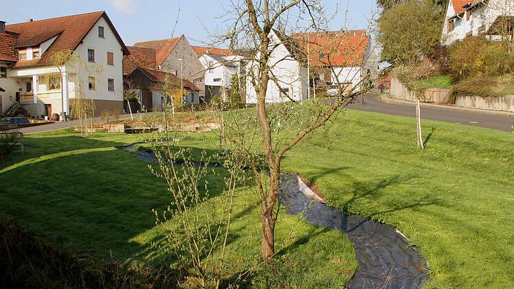 Ein Schmuckbild entstand in den letzten Jahren mit dieser Grünanlage mitten im Ort. Günther Geiling