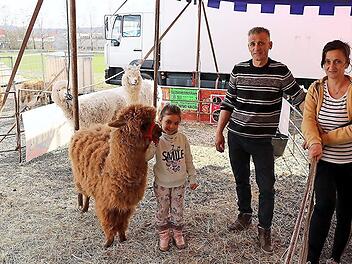 Lordes mit ihrem "Brauni" hofft wie ihre Eltern, dass Menschen für ihre Tiere Futter spenden.  Foto: Helmut Will