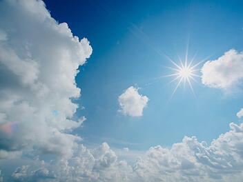 Sonnenschein und Wolken