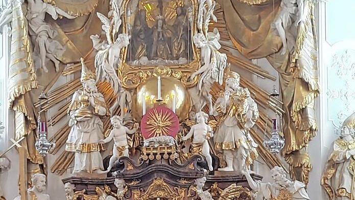 Erzbischof Ludwig Schick spricht den Segen.