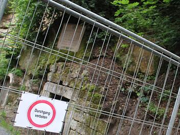 Anders als heuer soll es zum Freischießen 2014 keine Absperrung mehr geben. Bis dahin soll der absturzgefährdete Felsbrocken beseitigt sein.   Foto: Gerda Völk/Archiv