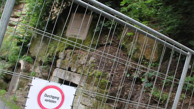 Anders als heuer soll es zum Freischießen 2014 keine Absperrung mehr geben. Bis dahin soll der absturzgefährdete Felsbrocken beseitigt sein.   Foto: Gerda Völk/Archiv