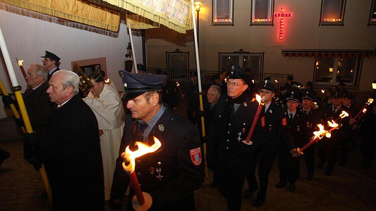 Feuerwehren der Gemeinde Obertrubach eskortieren Pfarrer Wolf und das Allerheiligste.