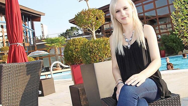 Sabrina Müller sitzt im Außenbereich der Obermain-Therme. Die 22-Jährige kommt aus Stublang und bewirbt sich in diesem Jahr zum zweiten Mal um die Krone der Thermenkönigin. Foto: Tobias Kindermann