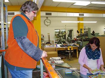 Firmen-Mitinhaberin Johanna Spindler schaut sich in der Produktion um, wo Romy Schwarz gerade Spieleschachteln befüllt. Foto: Marco Meißner