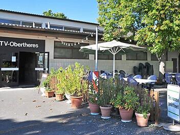 Bürgermeister Matthias Schneider verfolgt das Ziel, die bestehende Turnhalle in Obertheres (im Bild) zu einem Bürger- und Kulturzentrum umzubauen. Dazu müssen die Vereine und die Bürger mitziehen. Neben der Turnhalle soll eine neue Schulsporthalle errichtet werden.  Foto: Ulrike Langer