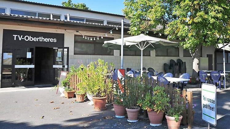 Bürgermeister Matthias Schneider verfolgt das Ziel, die bestehende Turnhalle in Obertheres (im Bild) zu einem Bürger- und Kulturzentrum umzubauen. Dazu müssen die Vereine und die Bürger mitziehen. Neben der Turnhalle soll eine neue Schulsporthalle errichtet werden.  Foto: Ulrike Langer
