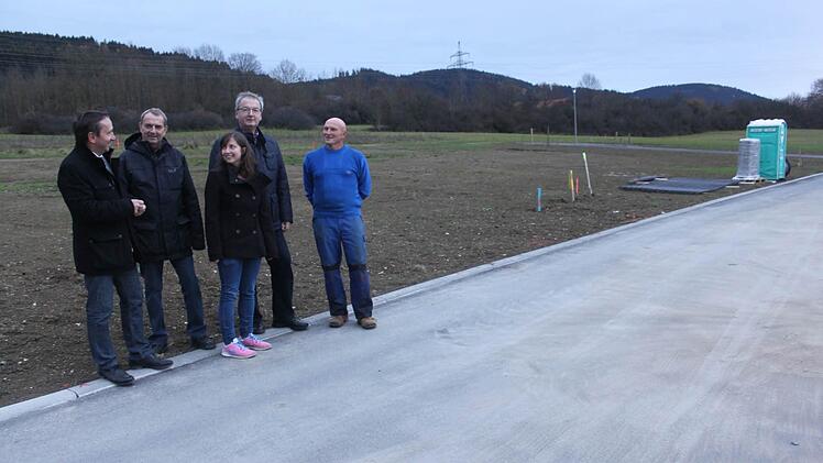 Freuten sich über die Verkehrsfreitag (von links): Bürgermeister Norbert Gräbner, Thomas und Christina Kleylein vom Büro HTS-Plan sowie Klaus Rubenbauer und Matthias Hoppert von der Firma Krumpholz. Foto: Veronika Schadeck