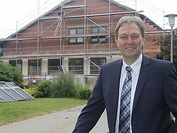 Der Bau des Freizeit- und Tourismuszentrums ist mittlerweile vorangeschritten: Es war und ist eines der Lieblingsprojekt von Klaus Löffler. Im Mai 2017 soll es offiziell seiner Bestimmung übergeben werden.  Foto: Veronika Schadeck/Archiv